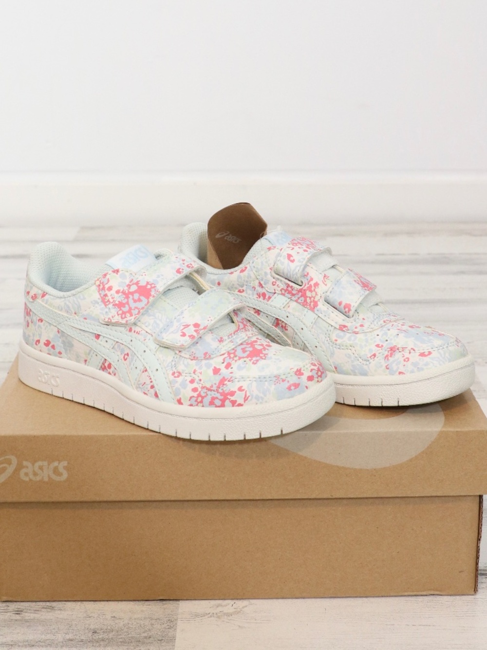 Asics' Girls Japan S PS Size 1 in White / Soothing Sea